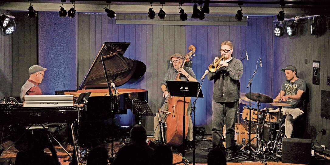 Auftaktkonzert in der Tangente mit «Trimolon ft. J. Lampert»,