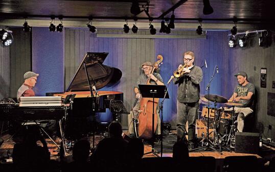 Auftaktkonzert in der Tangente mit «Trimolon ft. J. Lampert»,