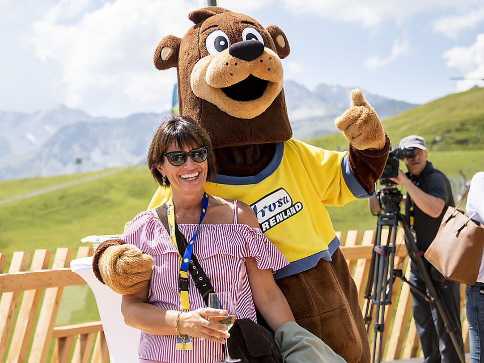 Bundesrätin Doris Leuthard mit dem Maskottchen des Bärenparks während der Eröffnungsfeier in Arosa.