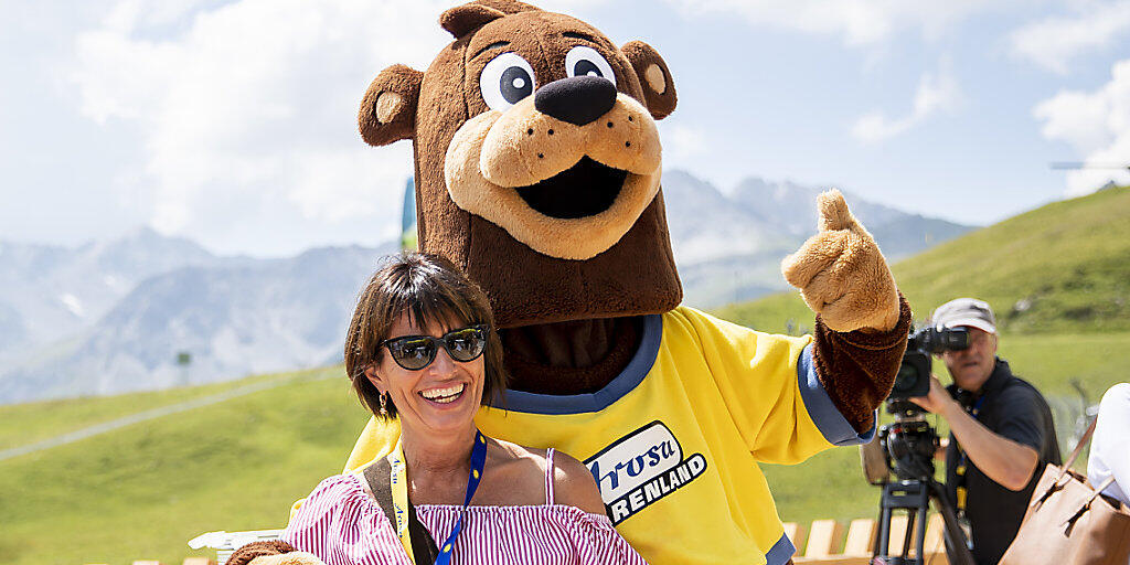 Bundesrätin Doris Leuthard mit dem Maskottchen des Bärenparks während der Eröffnungsfeier in Arosa.