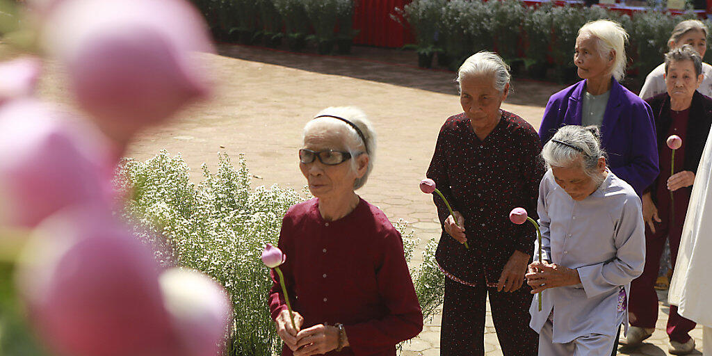 Überlebende des My-Lai-Massakers in Vietnam legen bei einer Zeremonie zum 50. Jahrestag Blumen nieder und gedenken der über 500 Opfer.