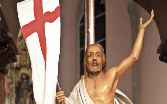 An die Auferstehung Christi erinnert diese Skulptur in der Pfarrkirche von Eschen.