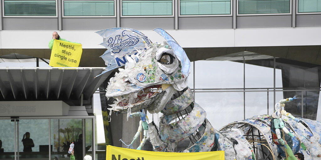Greenpeace protestiert mit einem Plastik-Drachen bei Nestlé gegen Einwegplastik. Greenpeace protestiert mit einem Plastik-Drachen bei Nestlé gegen Einwegplastik.
