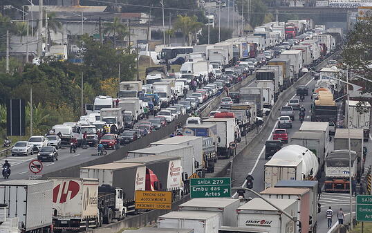 Vor der brasilianischen Metropole Sao Paulo demonstrieren Lastwagenfahrer gegen hohe Dieselpreise und blockieren Versorgungsrouten.