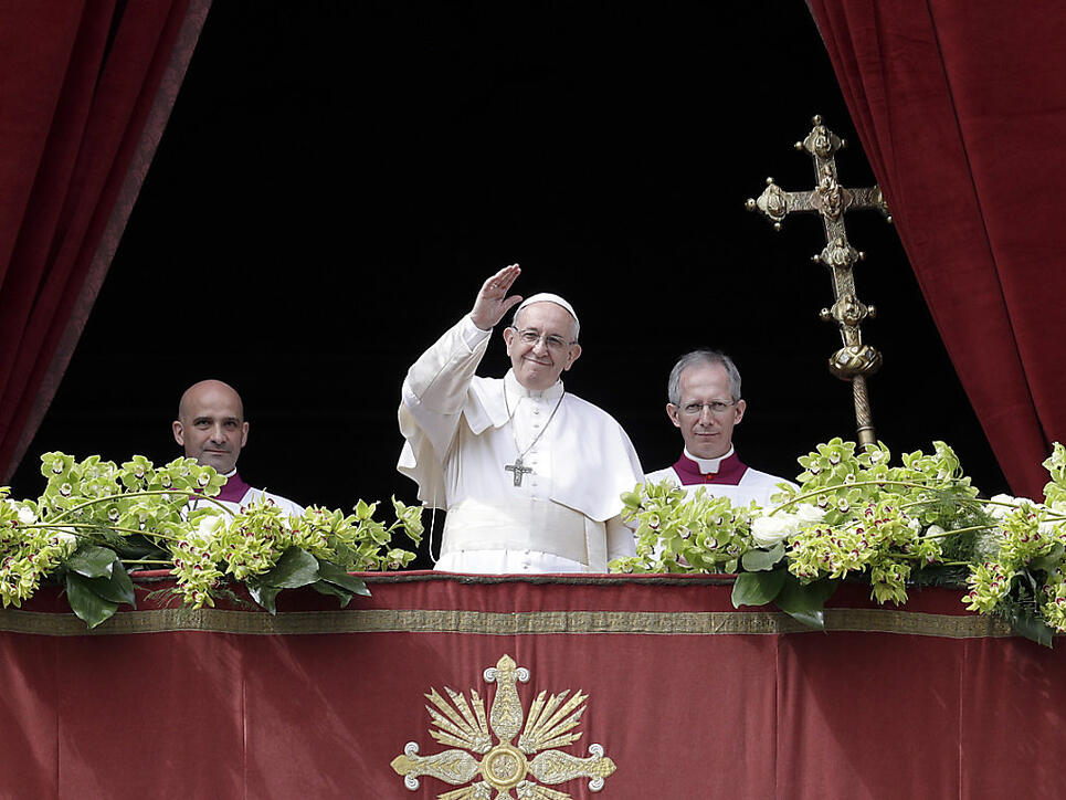 Papst Franziskus spendet anl&auml;sslich der Ostermesse den Segen "Urbi et Orbi".