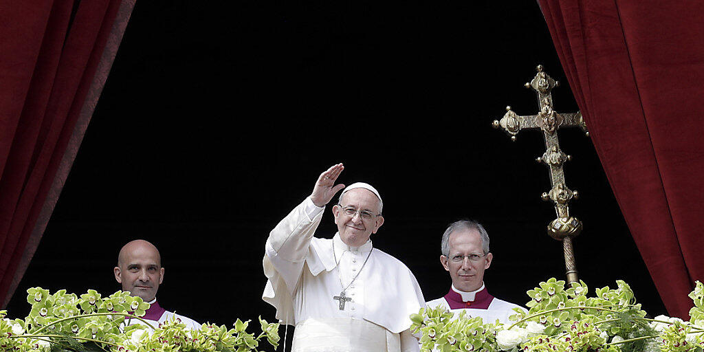 Papst Franziskus spendet anl&auml;sslich der Ostermesse den Segen "Urbi et Orbi".