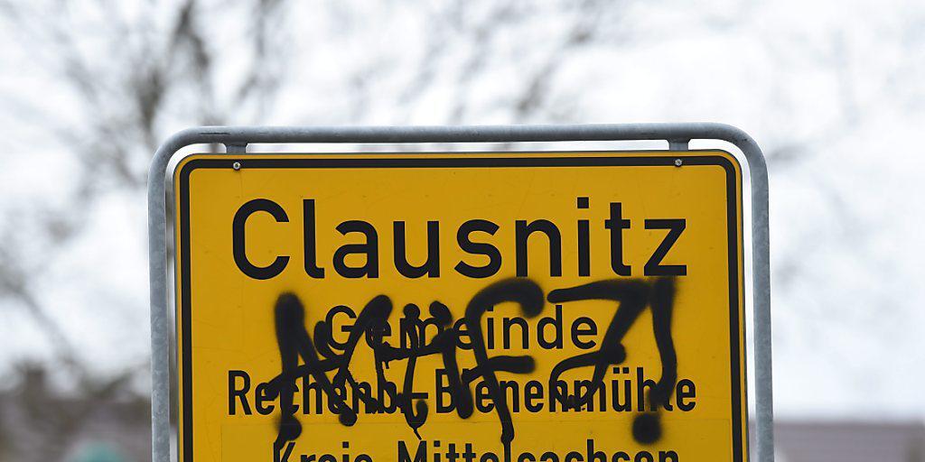 Nach einer fremdenfeindlichen Demonstration vor einer Asylunterkunft im ostdeutschen Clausnitz wird die Polizei für ihren rabiaten Einsatz kritisiert. Diese verteidigt sich und weist Flüchtlingen eine Mitschuld an der Eskalation zu. Nach einer fremdenfeindlichen Demonstration vor einer Asylunterkunft im ostdeutschen Clausnitz wird die Polizei für ihren rabiaten Einsatz kritisiert. Diese verteidigt sich und weist Flüchtlingen eine Mitschuld an der Eskalation zu.