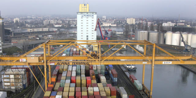 Container von Rhenus Alpina im Basler Rheinhafen