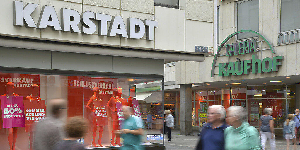 Die beiden deutschen Warenhausketten Karstadt und Kaufhof - im Bild die beiden Filialen in Trier - sollen fusioniert werden. Allerdings werden auch die Wettbewerbsbehörden dabei noch ein Wort mitzureden haben. (Archivbild)