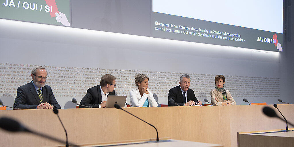 Das bürgerliche Befürworter-Komitee begründete vor den Medien sein Ja zu den Sozialdetektiven. V.l.n.r.: Nationalrat Thomas Weibel (GLP/ZH), Nationalrat Philippe Nantermod (FDP/VS), Nationalrätin Barbara Steinemann (SVP/ZH), Lorenz Hess (BDP/BE) und Nationalrätin Ruth Humbel (CVP/AG).