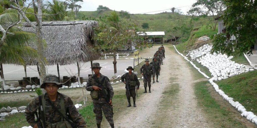 Eine Patrouille guatemaltekischer Soldaten: Nach einem tödlichen Zwischenfall an der Grenze zu Belize hat Guatemala 3000 Soldaten an die Grenze geschickt. Eine Patrouille guatemaltekischer Soldaten: Nach einem tödlichen Zwischenfall an der Grenze zu Belize hat Guatemala 3000 Soldaten an die Grenze geschickt.