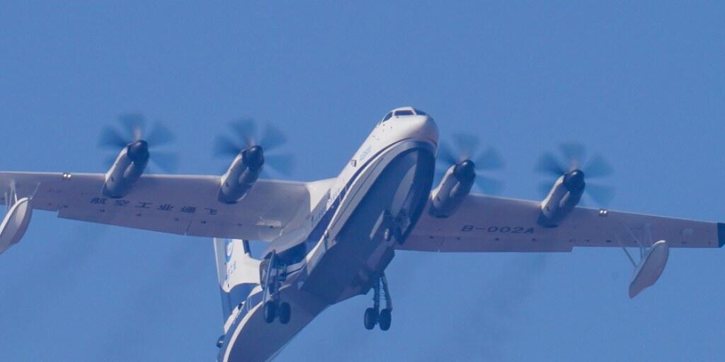 Das in China entwickelte grösste Wasserflugzeug der Welt hat seinen Jungfernflug unternommen. Das Flugzeug kann militärisch eingesetzt werden, ist aber für Rettungseinsätze auf See sowie für Löscharbeiten bei Waldbränden gedacht.