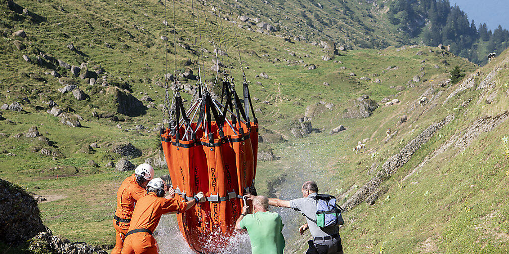 Wasserlieferung der Armee für die Kühe auf der Alp Oberbätruns bei Schänis. Nach den Niederschlägen der letzten Tage konnte die Hilfsaktion eingestellt werden.