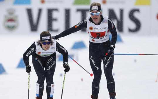 Nadine F&auml;hndrich (rechts) &uuml;bergibt an Laurien van der Graaff