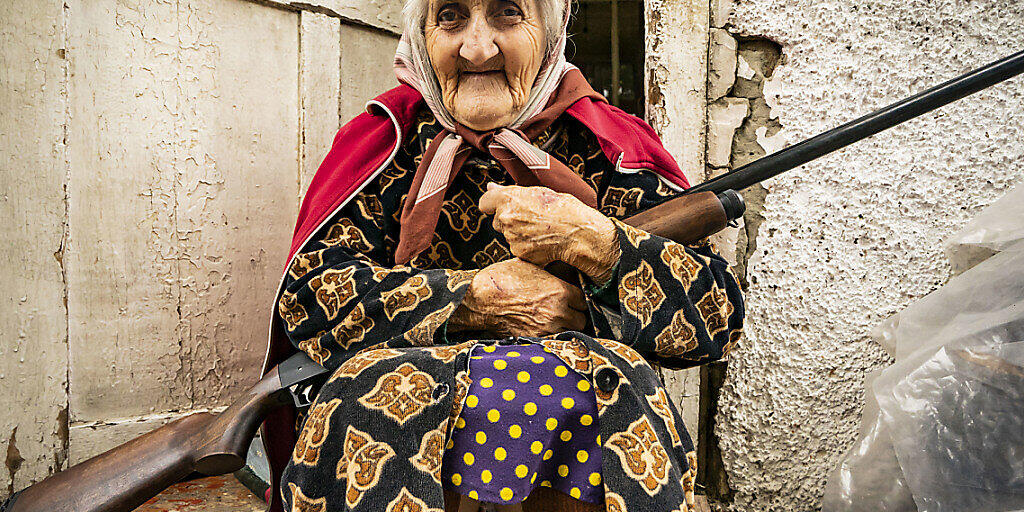 In der Zivilbevölkerung wächst angesichts hoher Opferzahlen die Angst. Diese Frau bewacht ihr Haus mit einem Gewehr. Foto: Celestino Arce Lavin/ZUMA Wire/dpa In der Zivilbevölkerung wächst angesichts hoher Opferzahlen die Angst. Diese Frau bewacht ihr Haus mit einem Gewehr. Foto: Celestino Arce Lavin/ZUMA Wire/dpa