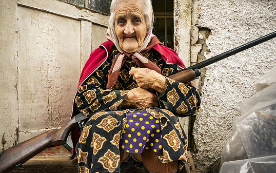 In der Zivilbevölkerung wächst angesichts hoher Opferzahlen die Angst. Diese Frau bewacht ihr Haus mit einem Gewehr. Foto: Celestino Arce Lavin/ZUMA Wire/dpa