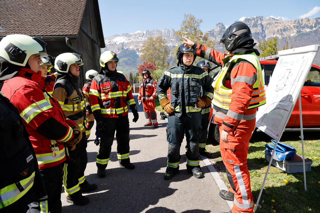 Schluss&uuml;bung beim Kurs f&uuml;r neue Feuerwehrleute beim "Restaurant L&ouml;wen&raquo; in Gamprin-Bendern.