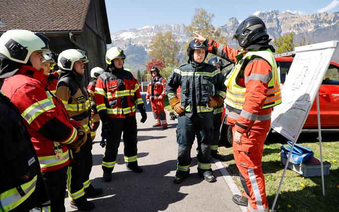 Schluss&uuml;bung beim Kurs f&uuml;r neue Feuerwehrleute beim "Restaurant L&ouml;wen&raquo; in Gamprin-Bendern.