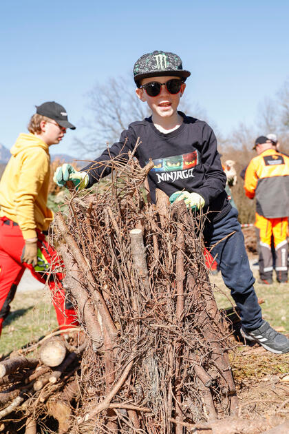 Kinder bauen Funken in Schaanwald