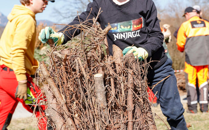 Kinder bauen Funken in Schaanwald