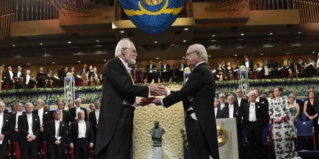 Der Waadtländer Jacques Dubochet (l.), Nobelpreisträger für Chemie, erhält in Stockholm aus den Händen von Schwedens König Carl XVI. Gustaf (r.) eine Goldmedaille und ein Diplom.