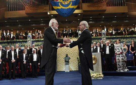 Der Waadtländer Jacques Dubochet (l.), Nobelpreisträger für Chemie, erhält in Stockholm aus den Händen von Schwedens König Carl XVI. Gustaf (r.) eine Goldmedaille und ein Diplom.