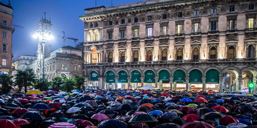Bei strömendem Regen demonstrierten zehntausende Menschen auf dem Mailänder Domplatz gegen die rechte Lega und ihren Chef Salvini.