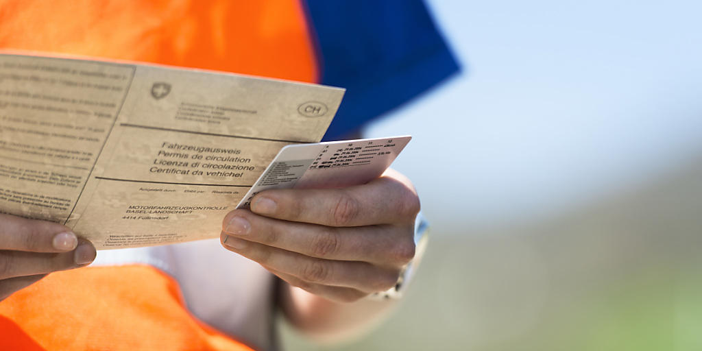 Einen Führerschein hatte der Mann in der Polizeikontrolle nicht vorzuweisen: Dieser war ihm schon vor 20 Jahren entzogen worden. Nun nimmt der Staatsanwalt dem Fehlbaren sein Auto weg. (Symbolbild)