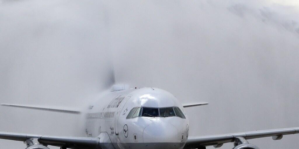 Lufthansa könnte mit den Plänen für Airberlin bald abheben. Die Frist ist nun verlängert. (Symbolbild)