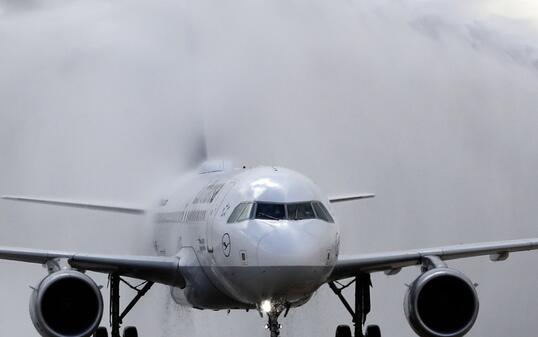 Lufthansa könnte mit den Plänen für Airberlin bald abheben. Die Frist ist nun verlängert. (Symbolbild)