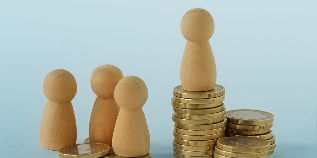 Pawns with stacks of coins - Concept of social and economic inequality