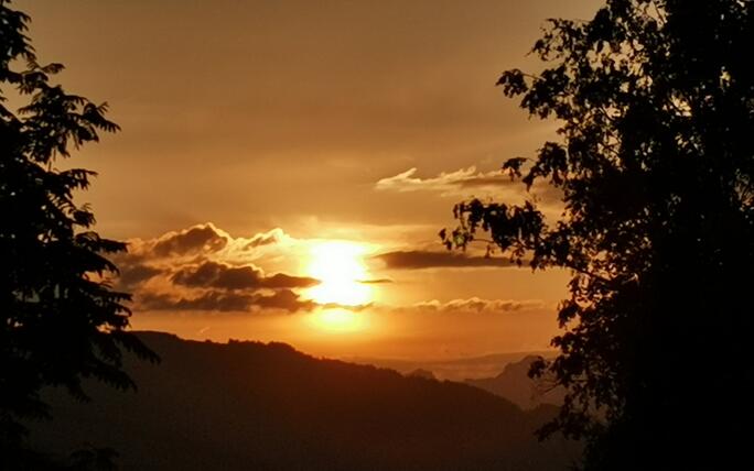 Wunderschöner Sonnenuntergang aufgenommen im Freibad Mühleholz Vaduz