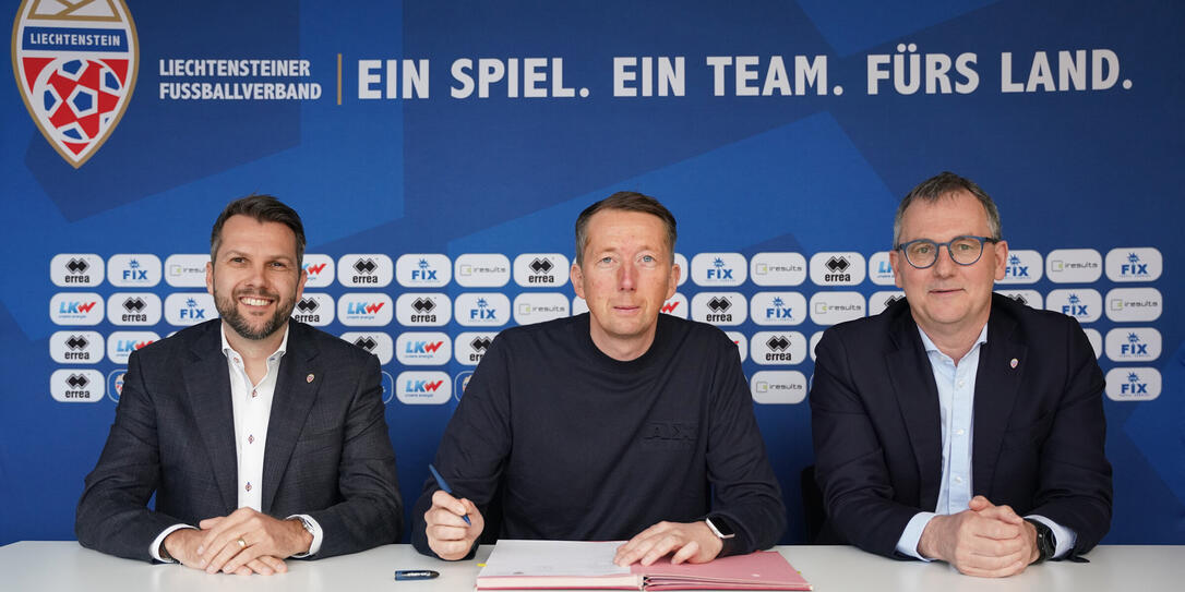 LFV-Vizepräsident Thomas Risch, Nationaltrainer Konrad Fünfstück, LFV-Präsident Hugo Quaderer