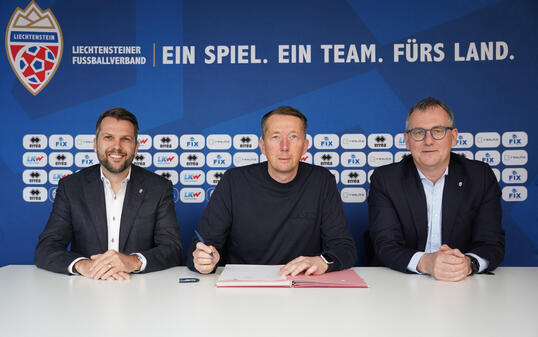LFV-Vizepräsident Thomas Risch, Nationaltrainer Konrad Fünfstück, LFV-Präsident Hugo Quaderer