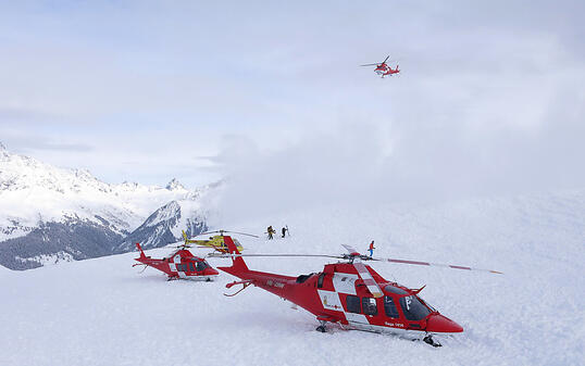 Trotz Rega-Grosseinsatz starben am Piz Vilan im Prättigau im Januar 2015 fünf Skitourengänger durch eine Lawine. Die Schuldfrage wird erneut untersucht.