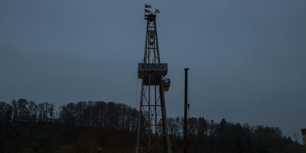 Der Geothermie-Bohrturm im Sittertobel bei St. Gallen vor dem Abbau im November 2014. (Archiv)