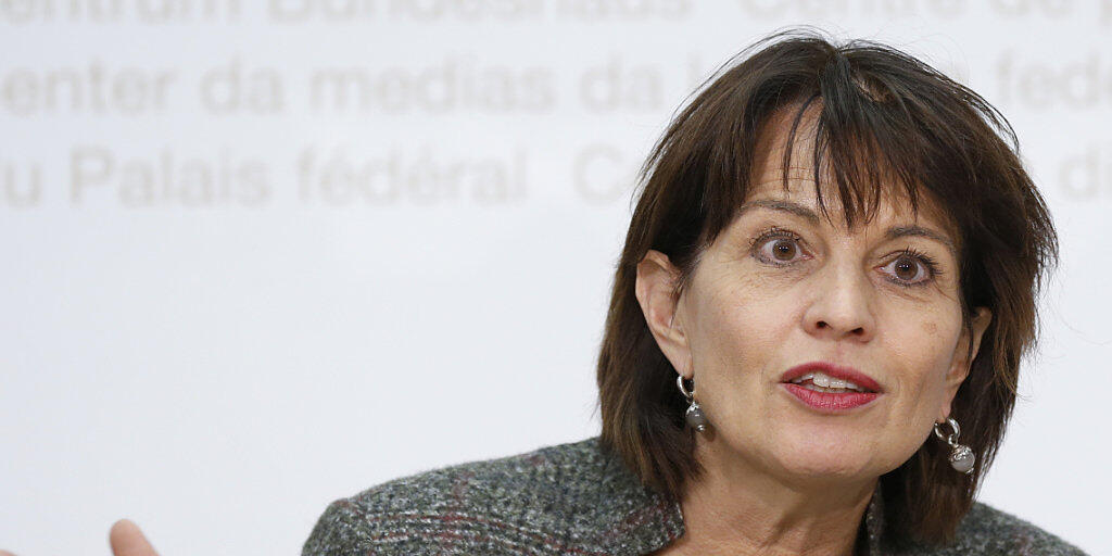 Umweltministerin Doris Leuthard präsentiert die geplanten Massnahmen zur Reduktion des CO2-Ausstosses. Damit will der Bundesrat die Verpflichtungen aus dem Klimaabkommen von Paris erfüllen.