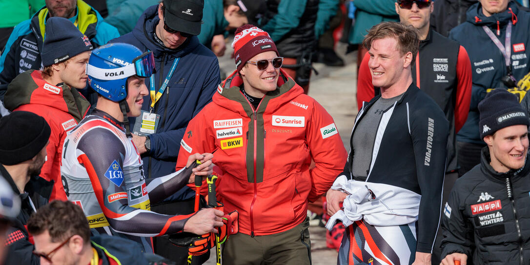 Nico Gauer, Stefan Rogentin und Marco Pfiffner (v.l.) im Zielraum von Saalbach-Hinterglemm. Gauer erhielt von vielen Athleten Gratulationen.