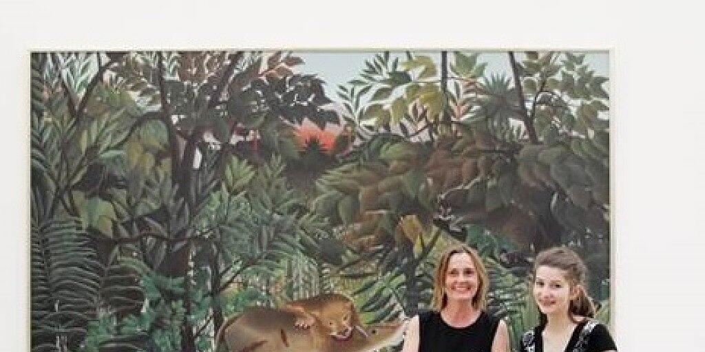Die 7millionste Besucherin Katrin Meyer (links) mit ihrer Austauschschülerin Héloïse in der Fondation Beyeler vor Henri Rousseaus "Le lion ayant faim se jette sur l&lsquo;antilope" (1898/1905).