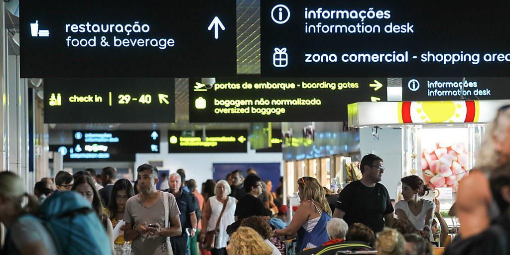 Auf der Ferien-Insel Madeira warten viele Feriengäste noch immer auf ihren Rückflug. Wegen starker Winde sind seit Samstag 160 Flüge annulliert worden. Die Wetterlage verbessert sich.