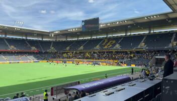 Die Spieler haben nun mit dem Aufw&auml;rmen begonnen und die Berner Ostkurve heizt das Wankdorf bereits ein.