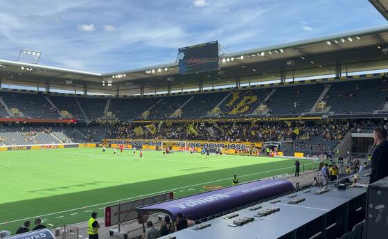 Die Spieler haben nun mit dem Aufw&auml;rmen begonnen und die Berner Ostkurve heizt das Wankdorf bereits ein.