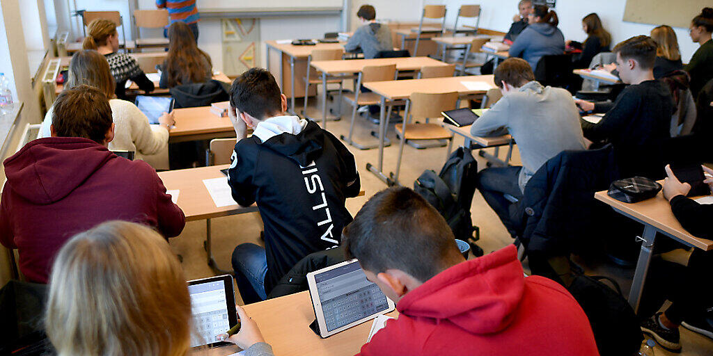 Welche Berufswünsche Jugendliche haben, hängt auch von ihrer Schullaufbahn ab. Jugendliche, die das Gymnasium absolvieren, wünschen sich Berufe mit höherem sozialen Status als Jugendliche in einer Berufslehre. (Symbolbild)