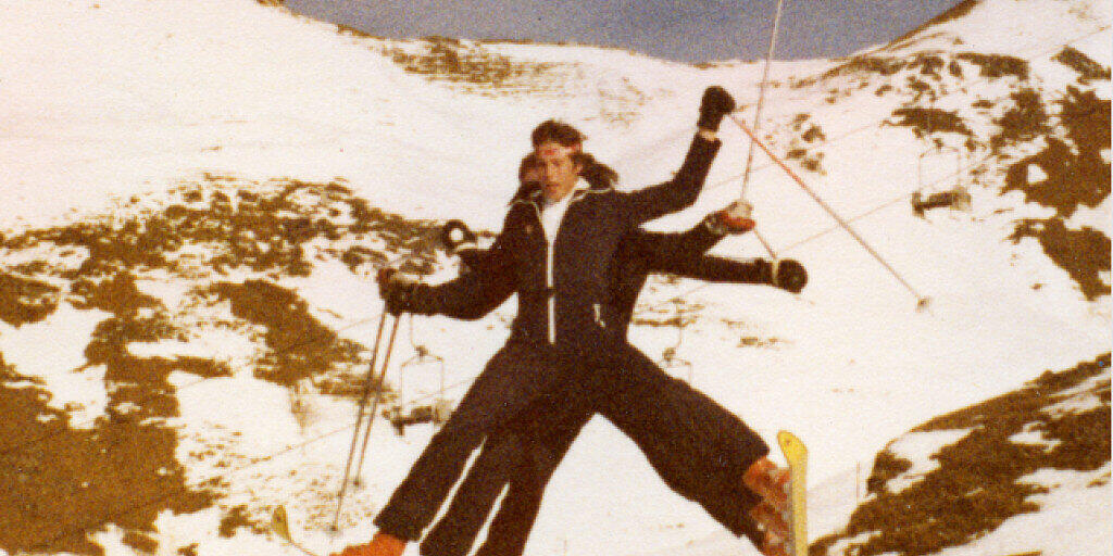 Die Kehrli-Brüder aus dem Berner Oberland fuhren in den 1970-er Jahren zu dritt auf zwei Skis ins Tal.