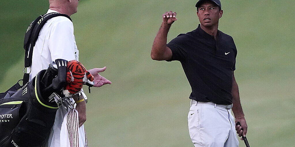 Tiger Woods, hier mit Caddie Joe LaCava, spielt am US Masters sehr geduldig