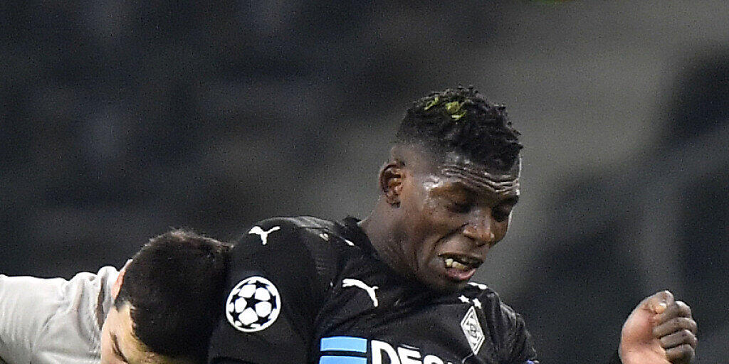 Breel Embolo setzt sich hier gegen Taras Stepanenko von Schachtar Donezk durch