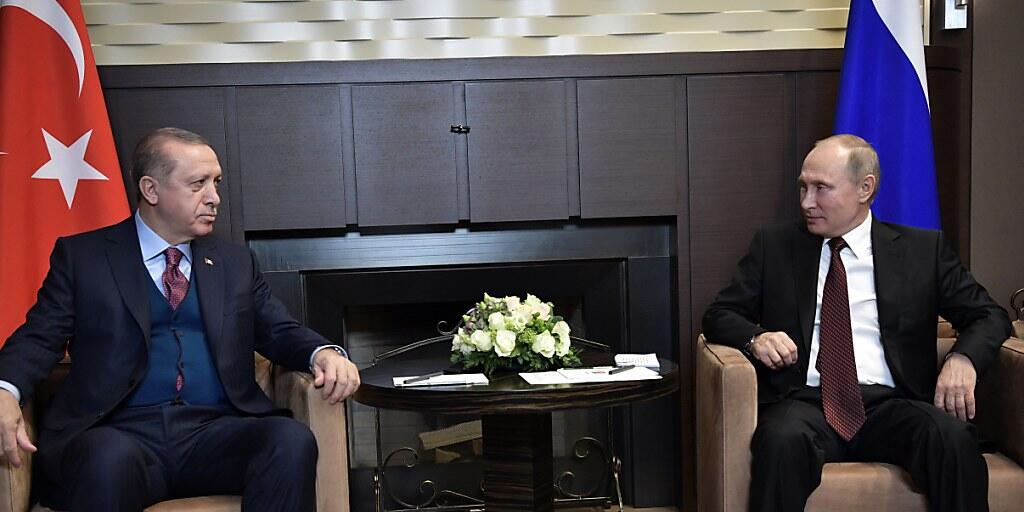 Russlands Präsident Putin (r) hat bei einem Treffen mit seinem türkischen Amtskollegen Erdogan für seine gemeinsame Erklärung mit den USA zum Syrien-Krieg geworben. Darin gehe darum, die IS-Terrormiliz endgültig zu besiegen und die syrische Souveränität zu wahren.