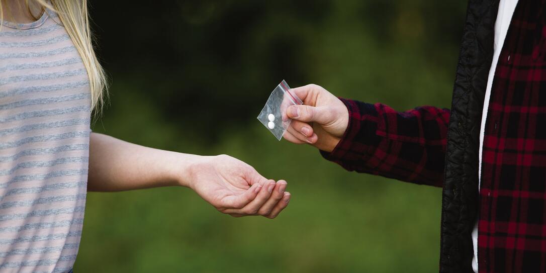 Der Drogenhandel ist eine Maschinerie, hinter der sich viele Beteiligte verstecken. Die Drogen werden stets an Jüngere weiterverkauft. 	Bild:iStock