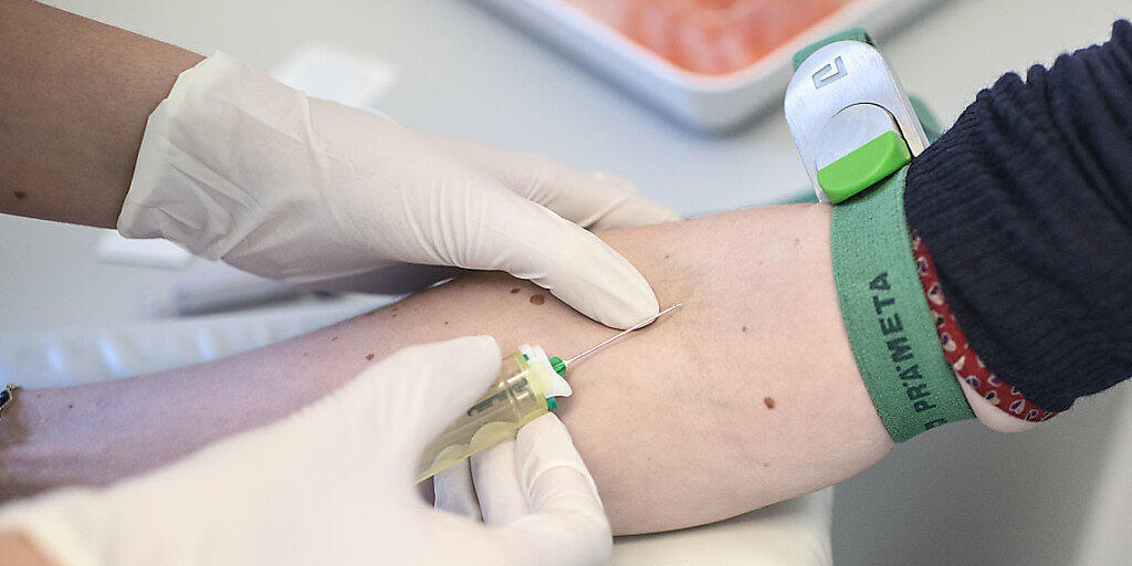 Je mehr Ärztinnen und Ärzte zugelassen sind, desto stärker steigen die Kosten für die obligatorische Krankenpflegeversicherung. Dies zeigt eine Studie des Schweizerischen Gesundheitsobservatoriums Obsan. (Themenbild)