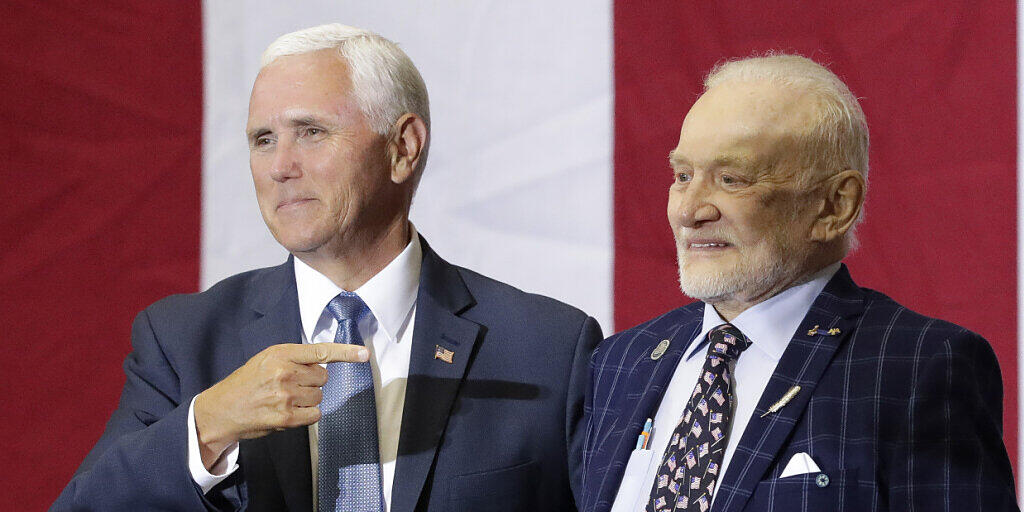 Zum 50. Jahrestag der ersten Mondlandung ist in den USA an die historische Apollo-11-Mission erinnert worden. Die USA erweisen den drei mutigen Astronauten heute die Ehre, sagte US-Vizepr&auml;sident Mike Pence (links) am Samstag bei einer Rede im Weltraumbahnhof Cape Canaveral.